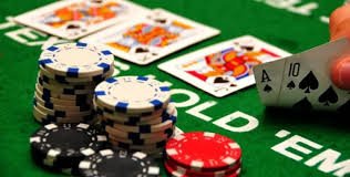 Antarmuka aplikasi b200m Mega Sevens di layar ponsel Android menampilkan permainan slot dengan simbol tujuh dan fitur bonus